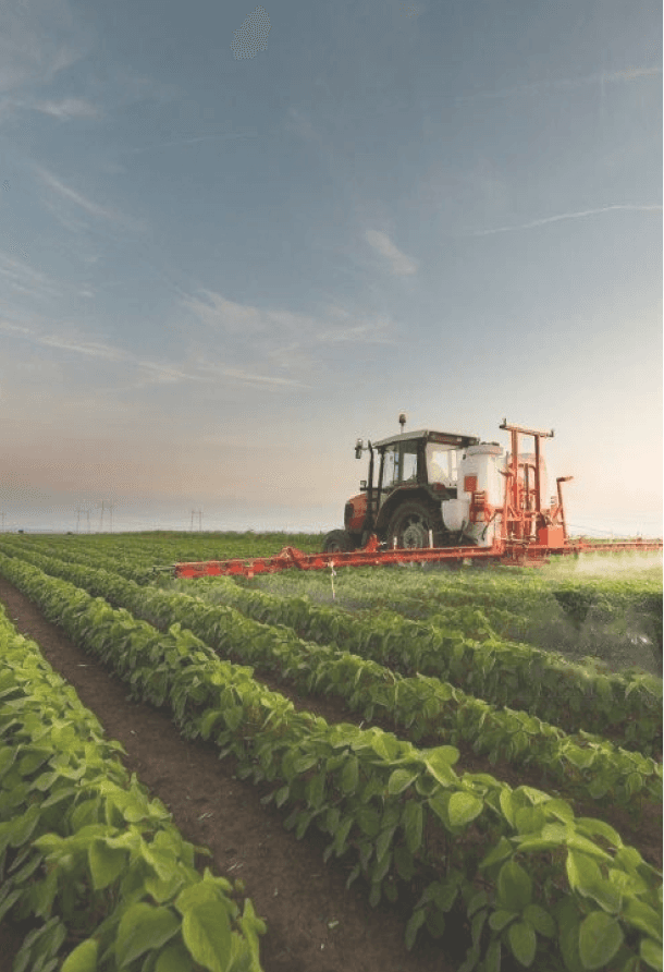 Homem em uma maquina agrícola